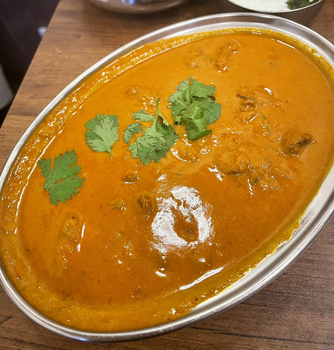 uyagoti's tweet photo. ナンディニ@清澄白河のゴビ65とマトンカレー
ゴットファーザーを飲みながらゴビをつまむ。フニャフニャの衣は辛くてほどよくスパイシーでビールがグイグイ進む。ナンディニのスターターはたくさん食べたけど結局これが1番うまい。マトンカレーのマトンが柔らかくて驚く。バスマティライスと食べた https://t.co/NmtyJ9pmDH