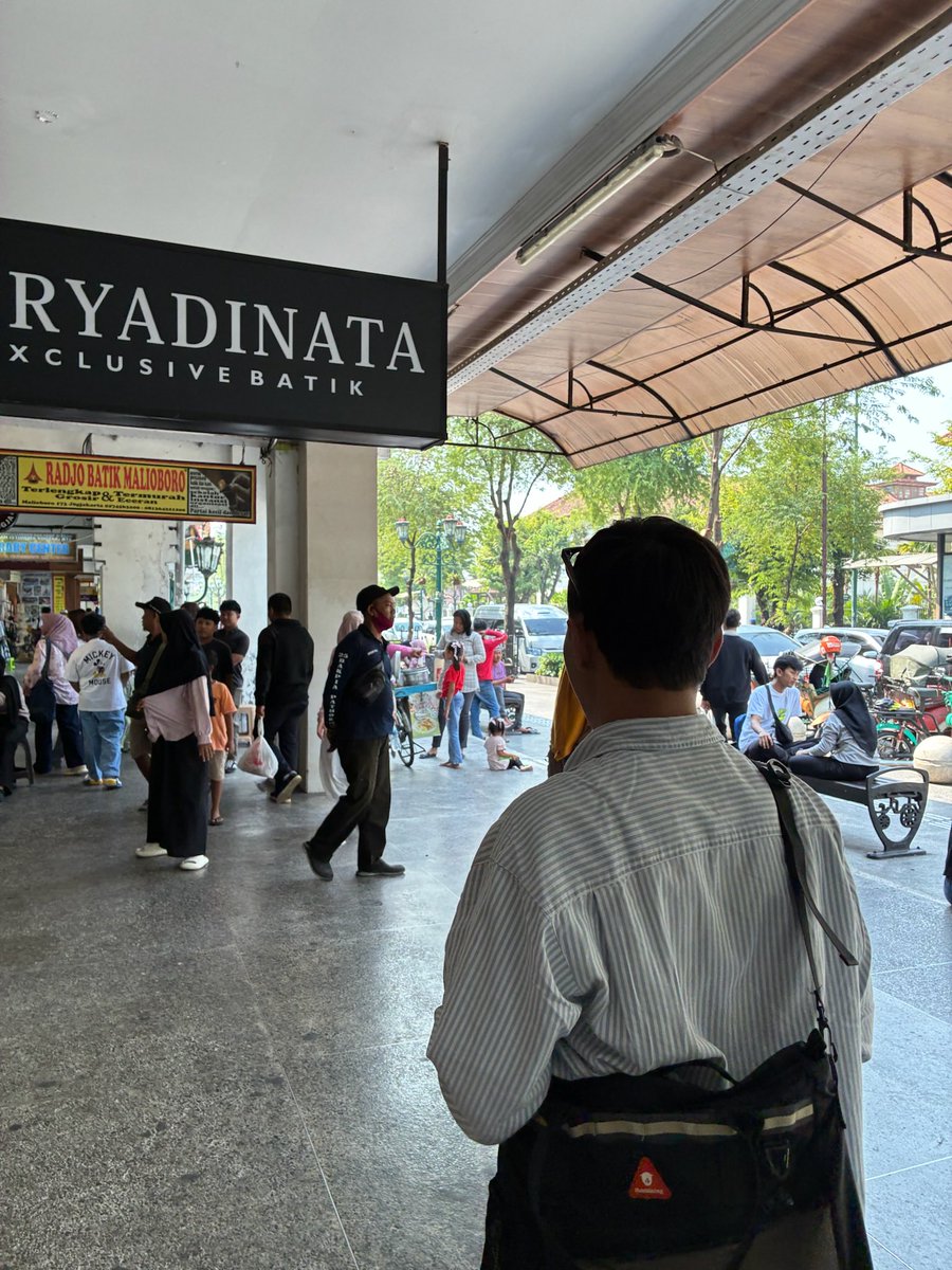soundofrigel's tweet photo. foto ini diambil ketika menemani si bro cod di jogja yg panas dan rame itu *-/ selamat setelah sekian purnama akhirnya beli juga, nantikan merapi crocet berkembang💗🚀 https://t.co/Slcw1XWxNl