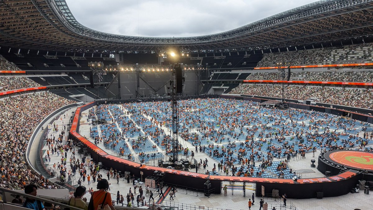 tom5312's tweet photo. 初めてのライブ
いろいろすごかった…
注釈付きだったけど普通に見えて良かった
2層248ブロック14列
#ゼンジン未到とイミュータブル https://t.co/DtpZjR4eR4