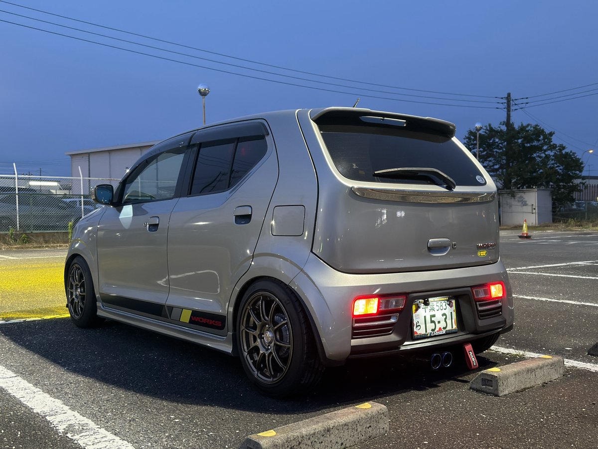 KKyousou's tweet photo. 車高調交換！！！！！
(Silk Road→BLITZ)
乗り心地良い、、、けど
リアフェンダーの爪折ってないからタイヤ当たりまくり汗
モンスターのスリットローターも良い味出してる https://t.co/llmNZYu2rT