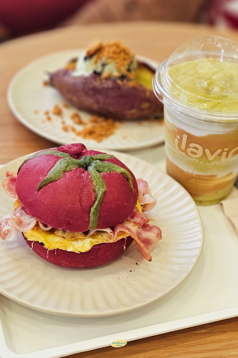 Cafe_LittleGirl's tweet photo. 🏠 ilavin เป็นคาเฟ่โฮมเมดเล็กๆ (ร้านตะมุตะมิจริงๆ  มีประมาณ 2 โต๊ะ) 

เบเกอรี่โฮมเมดทำออกมาคิ้วท์มากก อย่างเบเกิลน้องมะเขือเทศ แล้วก็พวกสมูทตี้ เฮลตี้มีลต่างๆ 🍅🥯🍠

📍 พิกัด ถนนลงหาดบางแสน (ซ.จรินทร์ บางแสน ติดวอนนภาพูลวิลล่า) https://t.co/0fTTXwEFGN