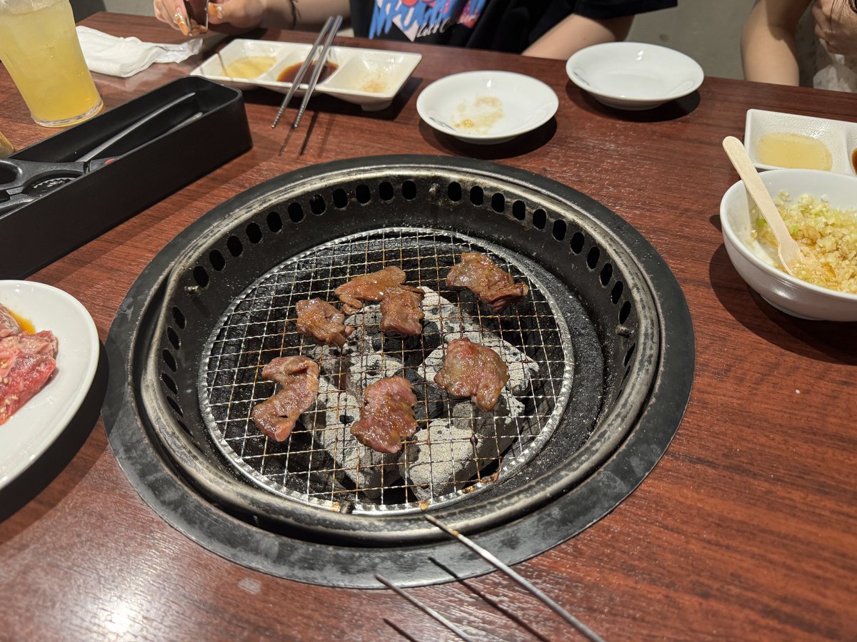 meluQ_idol's tweet photo. 牛角で新体制お披露目の打ち上げ🍖

テーブル
①社長、ゆめ、こころ、ふわ、こはく
②山川、ねね、ひま

②のテーブル
ただのオフ会の延長戦 https://t.co/agK7FyS4wn