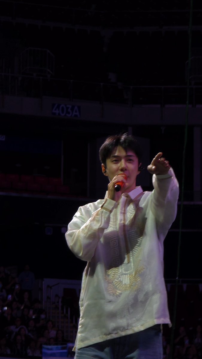 galaxcean's tweet photo. SEKAI WEARING BARONG 😭😭😭Iyaqqq https://t.co/HfKfCbs0ta