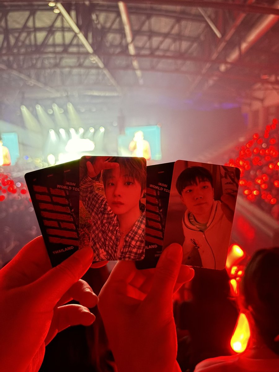 bbluemint_t's tweet photo. รีวิวไปคอนไอค่อนครั้งแรก แบบคอนวันนี้ กดบัตรวันนี้เลย “เป็นคอนที่สนุกที่สุดตั้งแต่เคยดูคอนมา” เข้าใจแล้วว่าทำไมต้องมาคอนไอค่อนสักครั้ง คิดถูกมากๆที่ตัดสินใจมา 💖🥹

 #iKON_FOUREVER_TOUR_BKK https://t.co/N1MuthY1u0