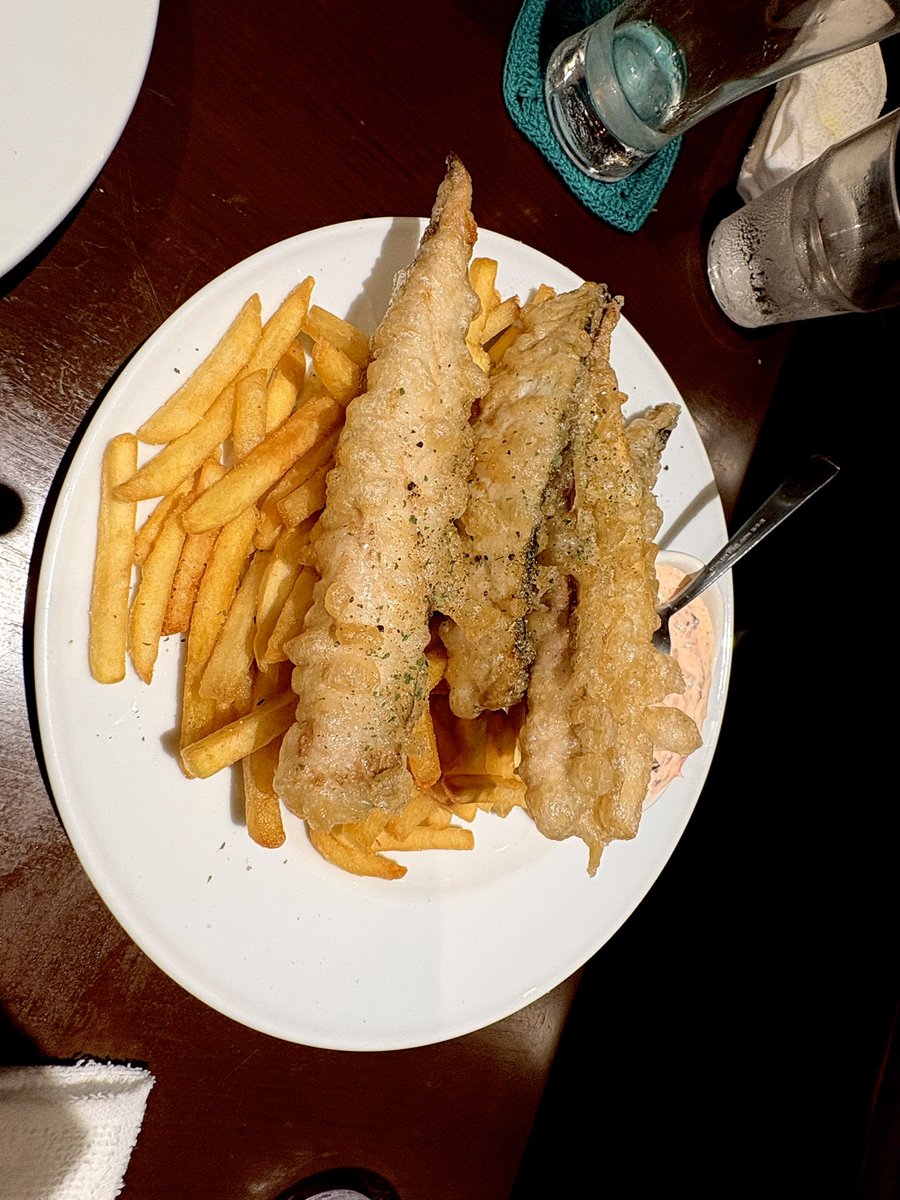 hanaryo324's tweet photo. 今まででいち番デカくて美味しいフィッシュ&amp;チップスと海苔クリームパスタ😋 https://t.co/cY2GpwT0u2