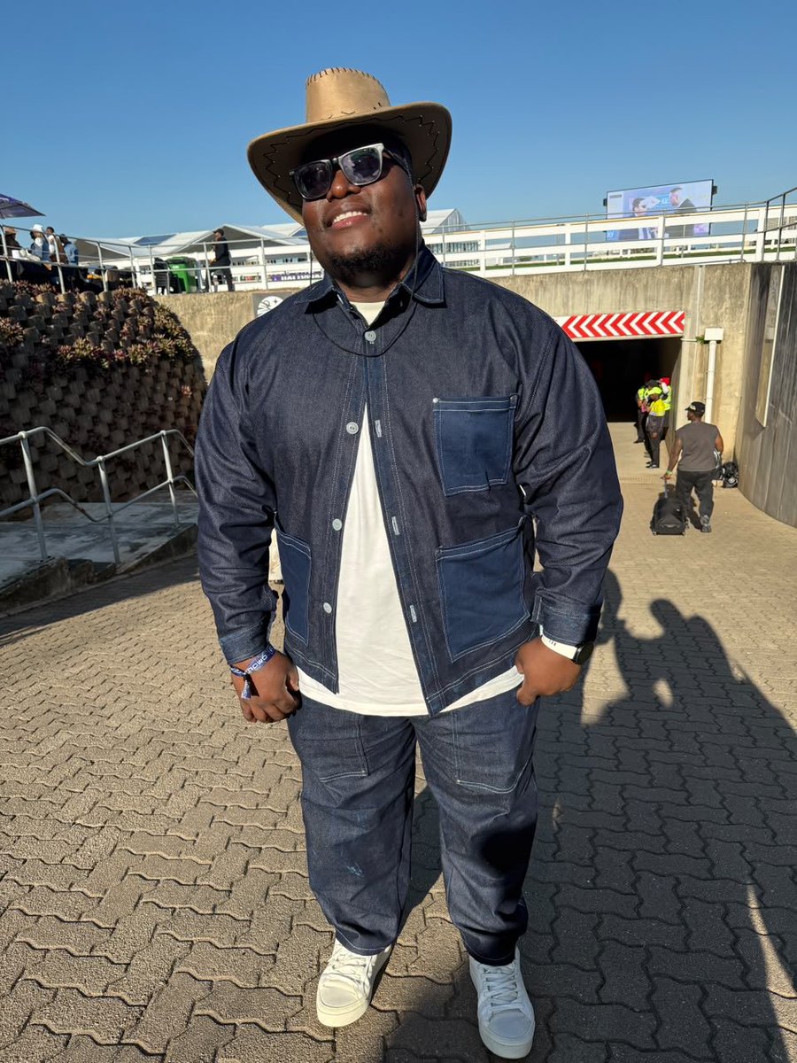 Solphendukaa's tweet photo. Sbonge . Durban July 📍

Dressed by the amazing talents at COSTA DENIM  ❤️

Hand crafted made with love ❤️

IyaCosta😅 https://t.co/uRpBOJDRQA
