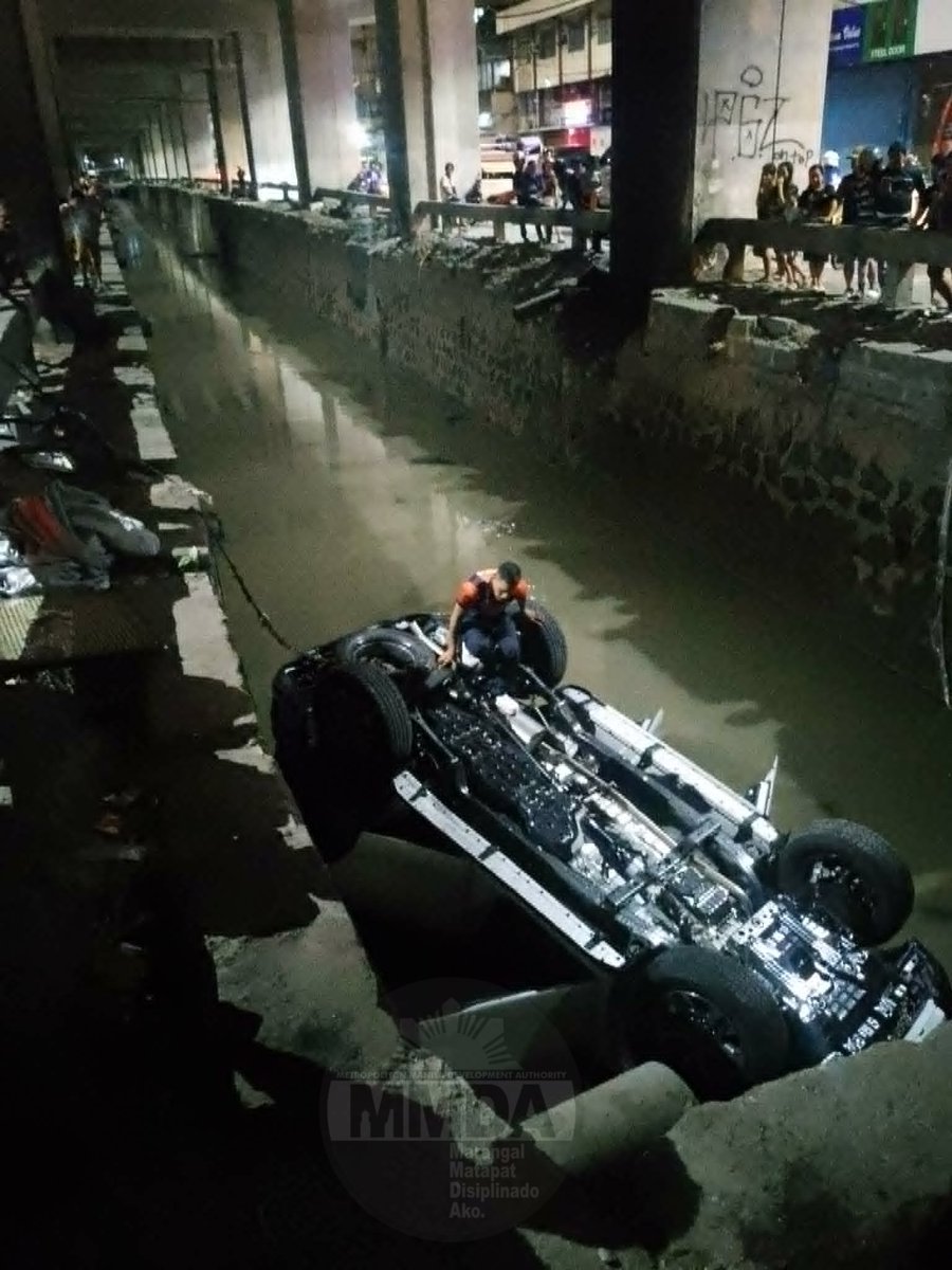 MMDA's tweet photo. ⚠️ DON'T DRINK AND DRIVE

Ngayong gabi, isang sports utility vehicle (SUV) ang nahulog sa creek sa kanto ng G. Araneta at Del Monte sa Quezon City. Ayon sa mga awtoridad, ang driver ay diumano nakainom.

Mabilis na rumesponde ang Quezon City Ambulance, MMDA, PNP, at BFP sa insidente.  

Nailigtas ang driver, ngunit ang insidenteng ito ay isang malinaw na paalala: ang pagmamaneho nang nakainom ay hindi lamang naglalagay sa iyong buhay sa panganib, kundi pati na rin sa buhay ng iba.

Ipinagbabawal sa batas ang pagmamaneho nang nakainom. Maging responsableng motorista.   
@LTOPhilippines 
#mmda