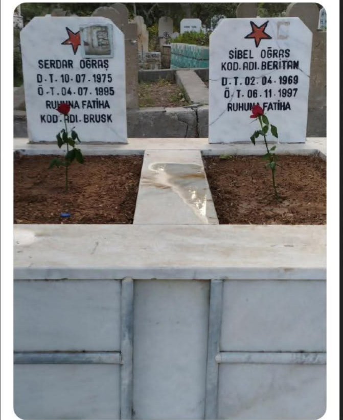 nasibeyn's tweet photo. 💔4 Temmuz 1995 yılında, Nusaybin'de, babamın gözleri önünde kurşuna dizdiler Serdar'ı... 

Özel timler, duvara dayadıkları Serdar'ın göğsüne yakın mesafeden M-16 silahıyla, beş tane kurşun sıkmış, yerde can çekişirken sol kaşının üstüne 9 mm çapında tabanca kurşunuyla infazı tamamlanmışlardı. 

O esnada, annem ve kardeşlerimin evden çıkmasına izin verilmemişti. 

İnfaz tamamlandıktan sonra, Serdar, otopsi için hastaneye, babam da emniyete götürülmüştü. Olay mahalli boşalmıştı. Annem, hışımla Serdar'ın vurulduğu çıkmaz sokaktaki duvarın üzerinde ve infaz edildiği yerdeki kanı ellerine ve yüzüne sürerek feryat ediyordu. 19 yaşına getirdiği, üniversiteye gönderdiği, evin neşe kaynağı  olan çocuğuna son bir kez dokunamadan, toprağa verilmişti. 

Doğduğu evin hemen yanı başında katledilen Serdar'ın naaşı sadece babamın şahit olduğu, olağanüstü güvenlik önlemleriyle, apar topar gömülmüştü. Babam, bir akrebin içinde, küçücük bir pencereden, uzaktan izleyebilmişti oğlunun toprağa verilişini. Son bir kez dokunmasına bile izin vermemişlerdi. Üstelik, bu isteğine karşılık "bu da sana ceza olsun hocaaaa. Sen terörist yetiştiren zavallı bir öğretmensin. Yediğiniz kaba tükürüyorsunuz. Sonra da 'son bir defa' diye de hak görüyorsunuz. Yine şanslısın hoca, mezar yerini biliyorsun en azından. Buna da şükret..." demişlerdi. 

Sabri hoca, 7 çocuğuna da 
" Allah'a ve devlete karşı gelinmez. Yukarıda Allah, aşağıda Devlet olduktan  olduktan sonra sırtımız yere gelmez" diyen bir adamdı. 

Oysa o gece, ne Allah ne de devlet, Sabri Hoca'nın yanında değildi. Allah kadar güvendiği devlet, gözlerinin önünde ona hayatının en acılı madalyasını takacaktı. 

Mezarlık faslı bitmişti. Sabri hoca, üstünde paralanmış beyaz atleti ve pijamasıyla apar topar araca bindirilerek emniyet amirliğine götürülmüştü. Tam 29 gün süren ve kaydı tutulmayan gözaltı süresince, oğlunun kaçmak isterken iki ateş arasında kaldığı, örgüt mensupları tarafından vurulduğu, devletin bu konuda bir sorumluluğunun olmadığı ve olayı unutması istenmişti. 

Aksi bir durumda askerde olan oğlunun da eğitim zaiyatı olacağı, diğer çocuklarının da başına kötü şeyler gelebileceği yönünde sürekli tehtid edilmişti. 

Hoca, Donmuştu. Hiçbir duygu kırıntısı dahi göstermiyordu. Her gün hücresine polisler gidiyor, "oğlunu biz öldürmedik, PKK öldürdü" telkinini kafasına kazıyorlardı. 

Üstelik gözaltı furyası bütün ailenin emniyete götürülmesiyle iyice köpürtülüyordu. 

Anne ve kardeşler, serbest bırakıldıktan sonra, taziyeleri kabul etmişlerdi. Herkes tedirgindi. Abi, askerde; baba gözaltında...Acı duymuyordular. Öfkeleri öyle büyüktü ki, yaslarını bile tutamamışlardı. 

Hoca, 29 gün sonra bırakıldığında saçı sakalı birbirine karışmıştı. 
Yeniden taziye yapıldı. 

2. taziye de yapıldıktan sonra, Hoca, bir akşam herkesi toplayarak, "abinizin haberi olmayacak. Olursa, başına kötü şeyler gelebilir." diyerek noktayı koymuştu. 

Ben, askerden döndükten sonra, hukuki işlemlere başladık. Hem ceza davası,hem de maddi/manevi tazminat davası açtık. İçişleri Bakanlığı da  "güvenlik kuvvetlerine iftira ediyorlar" diye  karşı dava açmıştı. İç hukuk yolları tükenmişti.

Davayı AHİM'e taşıdık. Bize "müfterisiniz" diyen devlet, yargısız infazı kabul ediyor ve dostane çözüm öneriyordu. Yedi yıl süren davayı kazandık. Devlet, 5 maddelik bir deklarasyon yayınlayarak taahütte bulunmuş ve dönemin en yüksek tazminatını ödemeyi kabul etmişti. 

Ama yaşadıklarımız Serdar ile sınırlı kalmamıştı. 1996 yılında kardeşim Nihat tutuklanmış ve 18 yıl 9 ay hapis cezası almıştı. 1997 yılında kardeşim Sibel, yine Nusaybin'de bir çatışmada yaşamını yiterecekti. 

1998 yılında Babam Uşak'a, ben Niğde'ye sürgün edilecektik. 

2000 ve 2004 yılında annem iki kez tutuklanacak, ilkinde yedi ay, ikincisinde altı ay hapis yatacaktı. Sadece annem hakkında yirmiden fazla dava açılmıştı. 2011 yılında Belçika'ya giderek siyasi iltica talebinde bulunmuştur. Halen orda yaşıyor. 

Sahi, hangi kitapta yazılıydı bütün bunları sükunetle karşılamak?