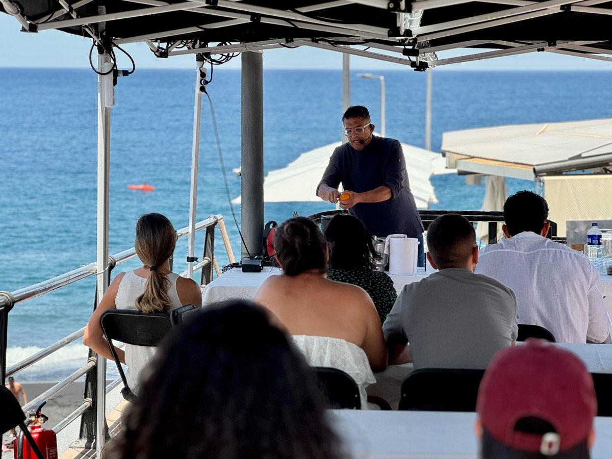 CabLaPalma's tweet photo. 😍 Respaldamos Gastronaos, un evento que reúne comercios locales, música y espectáculo en la avenida de Puerto Naos durante todo el sábado. ¡A disfrutar! https://t.co/pxHu6CLROb