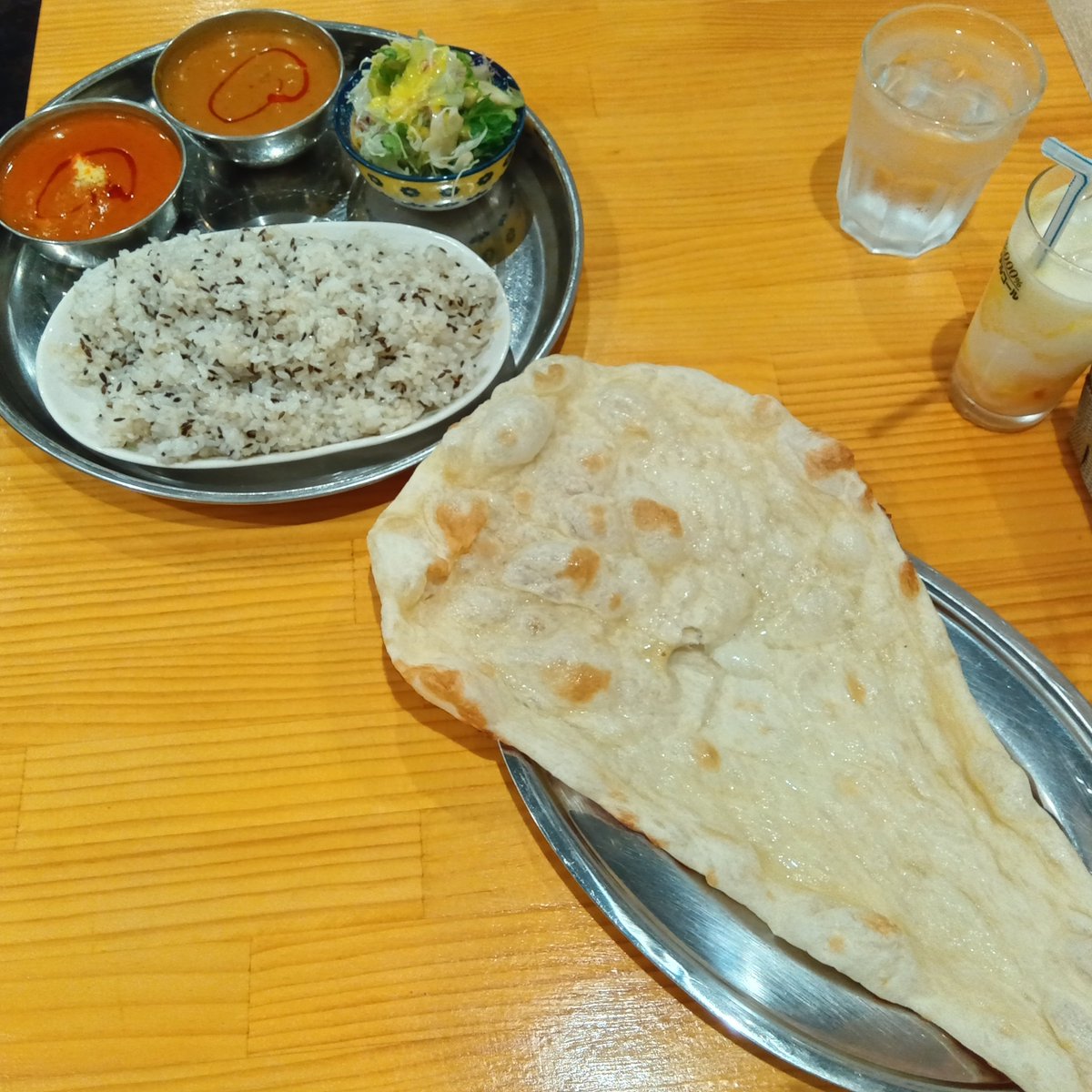 sugimochanxxx's tweet photo. ナンを頼んだら驚愕の大きさ😂
お腹パンパンですw
美味くてペロリ食べてしまいました。
#karinakitchen
#カリーナキッチン 
#ネパール料理 
#インドカレー
#スパイスカレー
#調布グルメ 
#西調布グルメ https://t.co/t1m9ZQrggT