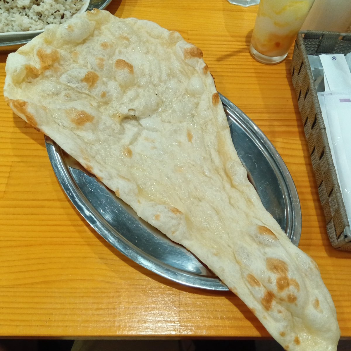 sugimochanxxx's tweet photo. ナンを頼んだら驚愕の大きさ😂
お腹パンパンですw
美味くてペロリ食べてしまいました。
#karinakitchen
#カリーナキッチン 
#ネパール料理 
#インドカレー
#スパイスカレー
#調布グルメ 
#西調布グルメ https://t.co/t1m9ZQrggT