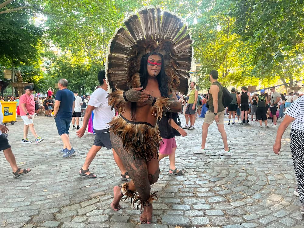 el_pais's tweet photo. 🏳️‍🌈 Aline, una mujer trans brasileña, reside en Marsella y ha viajado hasta Madrid para participar en el Orgullo. “Todas las chicas trans vienen a Europa para sobrevivir”, cuenta. "El respeto por el otro lo cambia todo" https://t.co/rZH6TeHTVs https://t.co/C3TEWVCiyT