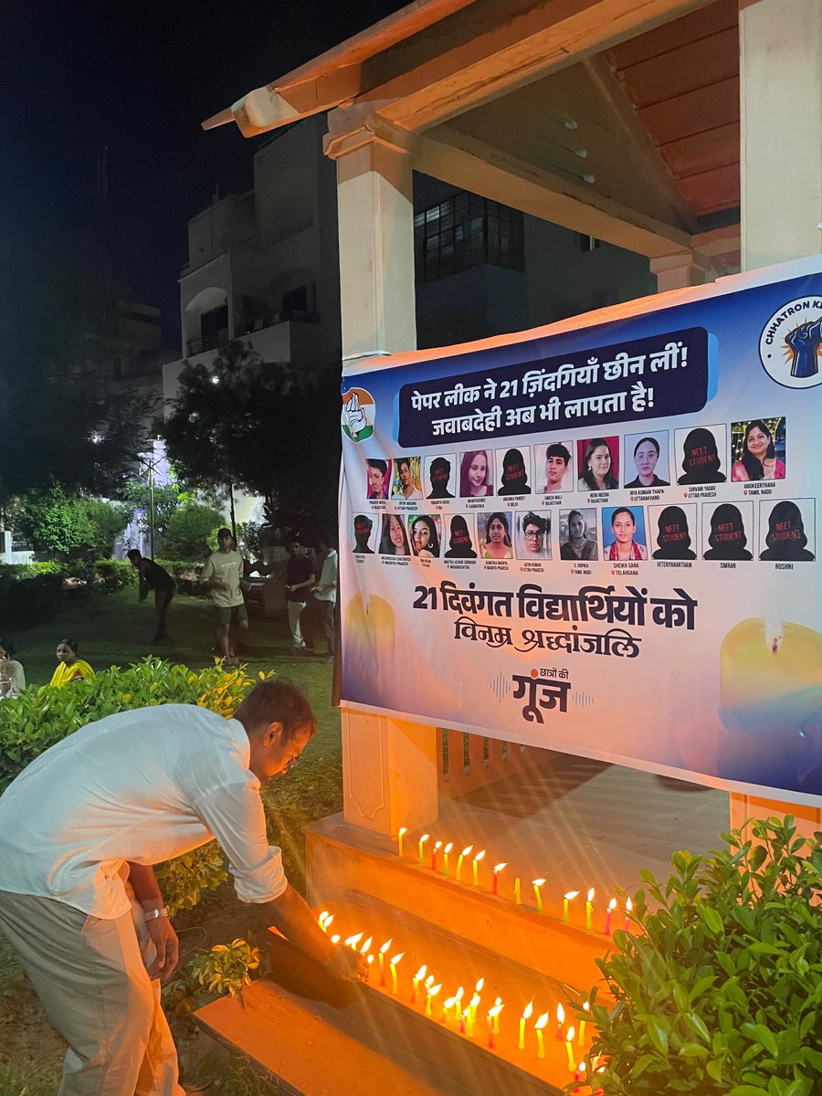 INCBihar's tweet photo. 📍पटना NEET पेपर लीक के कारण अपनी जान गंवाने वाले 21 छात्रों को IAS कॉलोनी स्थित किदवईपुरी पार्क में श्रद्धांजलि दी गई।

इस मौके पर अभियान के संयोजक और युवा हल्ला बोल आंदोलन के राष्ट्रीय अध्यक्ष श्री @AnupamConnects जी ने NEET JEE की तैयारी कर रहे विद्यार्थियों से संवाद किया। https://t.co/1fktwpKyOO