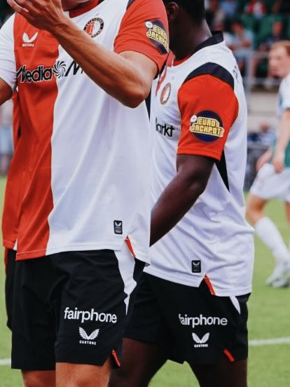 RvM1908's tweet photo. Die van der Knaap is het hele tenue aan het verkrachten met zijn kansloze extra reclame op het shirt en op de broek voor een paar extra knaken… https://t.co/GpJVysL36u