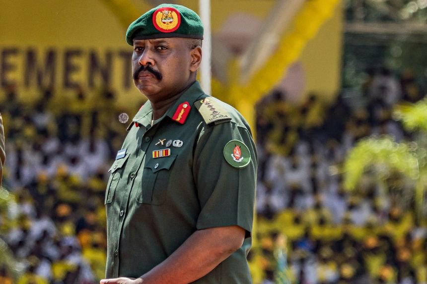 Zionnews7's tweet photo. Museveni:After sensing  danger  for the #NRA - #UPDF, I encouraged young @mkainerugaba after he had finished his A'level to moblize his colleagues to come to #Kasenyi Training wing for ideological & military training. At that time , there was a story  that I was recruiting an illegal Army.