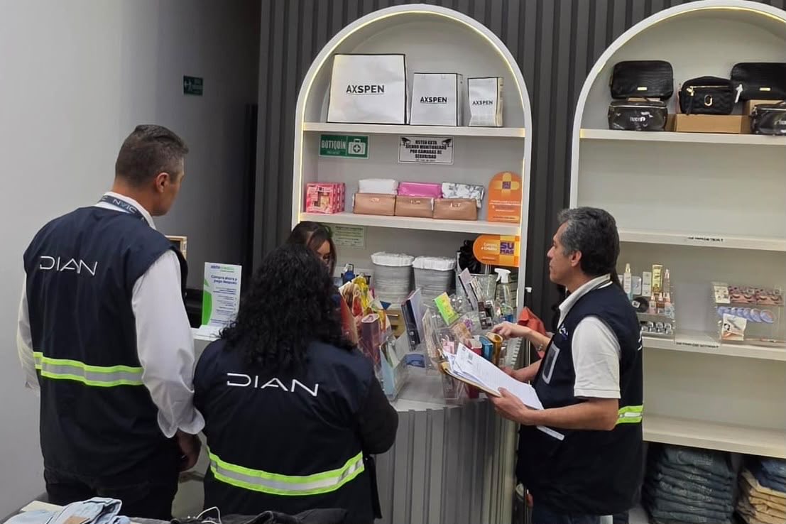 DIANColombia's tweet photo. La lucha contra la evasión no se detiene. Este fin de semana, la DIAN fortalece sus estrategias de control con el despliegue de 2.600 servidores públicos en establecimientos comerciales de diferentes ciudades del país, donde verifican el cumplimiento de la obligación de expedir factura electrónica.

La entidad proyecta realizar cerca de 7.000 visitas en todo el país. Además de estas acciones de control, sensibiliza a la ciudadanía sobre la importancia de exigir la factura electrónica al adquirir bienes y servicios.

¡Usted también puede hacer la diferencia! Exija siempre la factura electrónica. Entre todos construimos un país más transparente.

#MejorConFacturaElectrónica