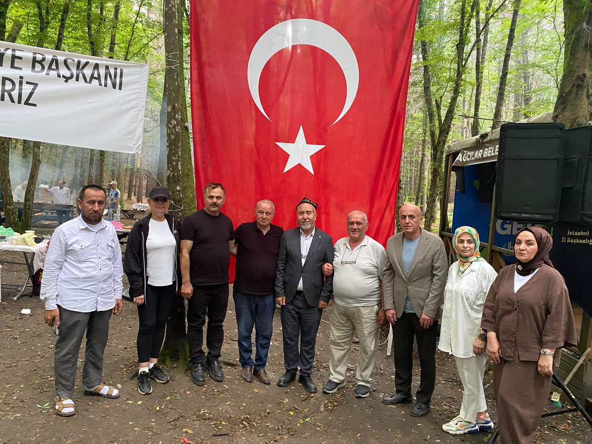 MBH_Medya's tweet photo. MİLLÎ BEKÂ HAREKETİ 3. GELENEKSEL PİKNİK ŞÖLENİ COŞKUYLA GERÇEKLEŞTİRİLDİ
Millî Bekâ Hareketi olarak düzenlediğimiz 3. Geleneksel Piknik Şöleni, Genel Başkanımız Sayın Ali Çoban'ın öncülüğünde büyük bir coşku ve kardeşlik ortamında gerçekleştirildi.
Çeşitli sivil toplum kuruluşları ile siyasi parti temsilcilerinin katıldığı programda birlik, beraberlik ve dava şuuru bir kez daha güçlendi.
Gençlik Kolları Başkanımız Sayın Burak Atasoy ve kıymetli Ufuk Hocamız, seslendirdikleri millî ve yöresel eserlerle programa renk kattı. Programda ayrıca ülkemizin ve İslam âleminin güncel meseleleri ele alınırken, Doğu Türkistan ve Gazze'de yaşanan insanlık dramına dikkat çekildi.
Programımıza verdikleri kıymetli desteklerden dolayı İstanbul Bağcılar Belediye Başkanı Sayın Yasin Yıldız'a teşekkür ediyor; katılım sağlayan tüm misafirlerimize, STK ve siyasi parti temsilcilerine, gönüldaşlarımıza şükranlarımızı sunuyoruz.
Davamız bir, hedefimiz bir, gönüllerimiz bir!
Millî Bekâ Hareketi olarak; milletimize, devletimize, bayrağımıza ve mukaddes değerlerimize sahip çıkmaya kararlılıkla devam edeceğiz.
Allah birliğimizi daim eylesin. Ya Devlet Başa, Ya Kuzgun Leşe! 🇹🇷
Millî Bekâ Hareketi Genel Merkez Tanıtım Medya Başkanlığı 
@AliCoban52 
@yasinyildizbb 
@Mustafa42621867 
@GulayocalanDeva 
#MillîBekâHareketi
 #DavamızBir
 #BirlikVeKardeşlik 🇹🇷