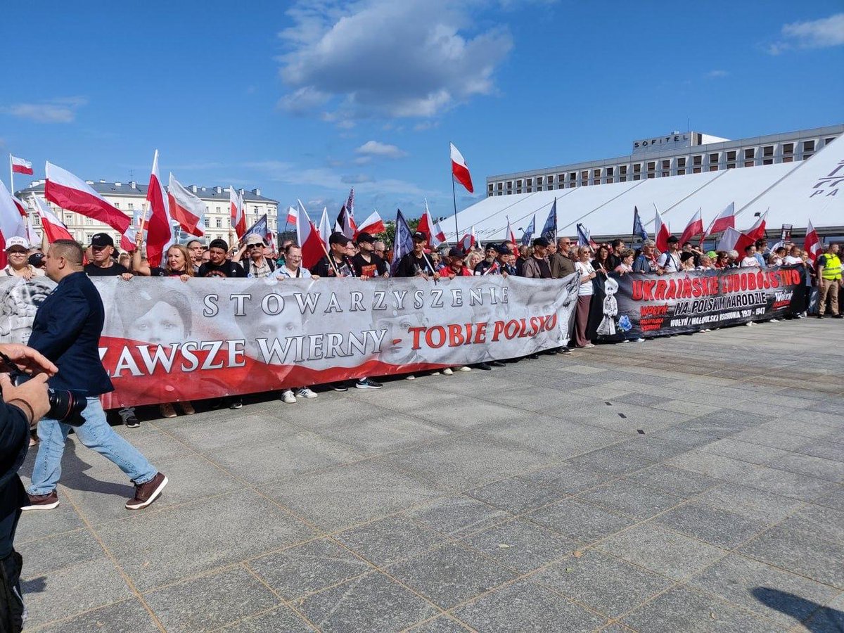 aleksthgrt's tweet photo. 🚨BREAKING

Poland versus Ukraine: Marches in memory of the victims of the Volyn massacre are taking place across the country.

▪️Poles in Warsaw carry large banners reading "Ukrainian genocide of the Polish people" and photos of murdered children.
▪️Activists' T-shirts read "A Bandera supporter will never be my brother."
▪️In the coming days, protests against the Zelensky regime's glorification of Nazi criminals will be held in various Polish regions.