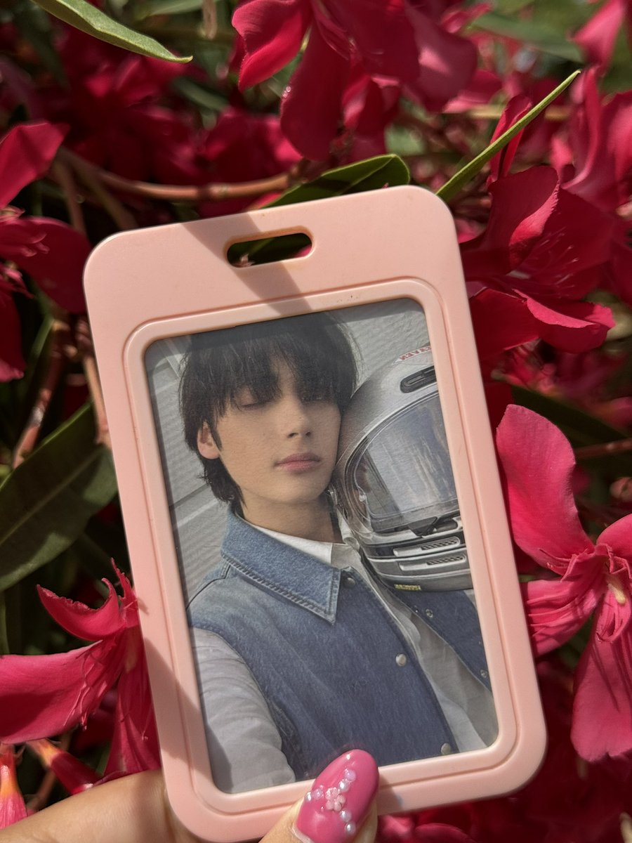 chinyxnoir's tweet photo. oficialmente hyuka la señora de las plantas https://t.co/T5n5oXZveP