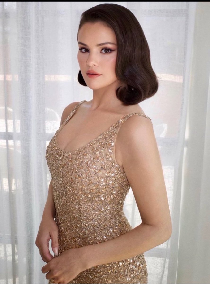 tracklist's tweet photo. LINDA! Selena Gomez para o casamento de Taylor Swift e Travis Kelce. https://t.co/W32wwEczYV