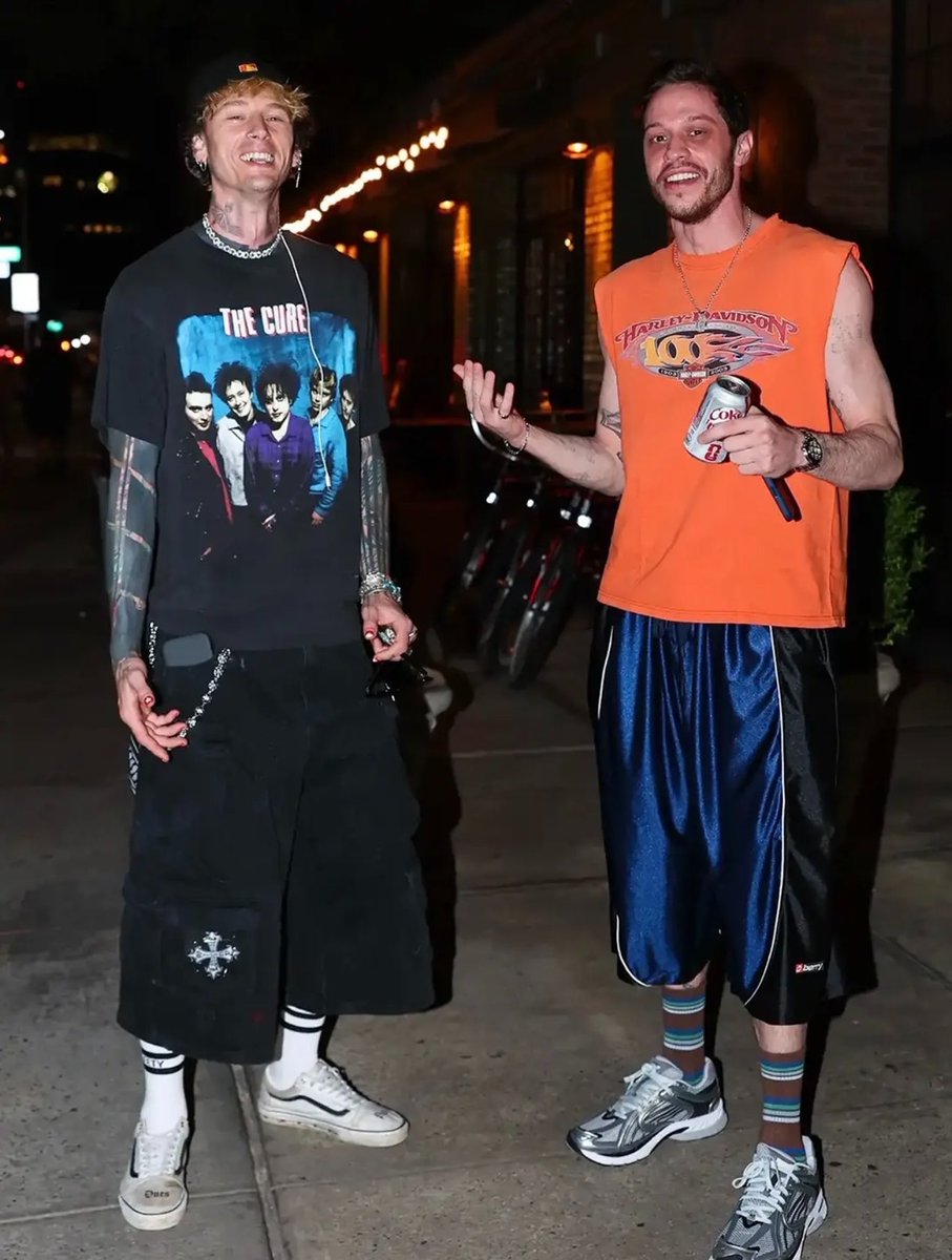 LPhybridtheory's tweet photo. New mgk x Pete Davidson content is exactly what I needed today 🖤🖤 https://t.co/MaMHzOiAcS