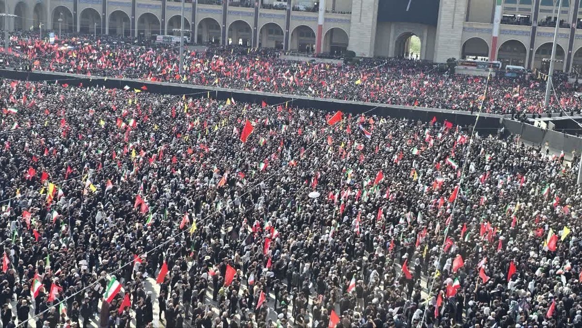Icdl_Azad60's tweet photo. بیعت با ولایت، تداوم مسیر انبیاست. امروز امت محمدی، این سنت الهی را به بهترین شکل به جا آورد. #باید_برخاست #رهبر_گام_دوم https://t.co/dHTuO256We