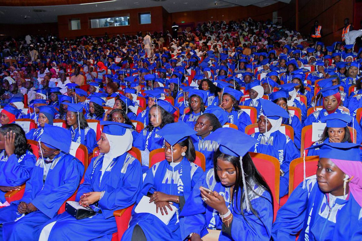 assembleesn's tweet photo. Formation professionnelle : le Président El Malick Ndiaye appelle à une réforme structurelle pour mieux préparer la jeunesse aux défis de demain

Le Président El Malick Ndiaye a présidé, ce samedi 4 juillet à Dakar, en qualité d'invité d'honneur, la cérémonie de remise de diplômes du Centre de Formation Africain du Sénégal (CEFAS), organisée sous le haut patronage du Président de l'Assemblée nationale, Monsieur Ousmane Sonko. 

S'adressant aux diplômés, aux autorités, aux partenaires et aux acteurs du secteur de l'éducation, le Président El Malick Ndiaye a salué le travail accompli par le Directeur général du CEFAS, le Dr Vieux Thiane, ainsi que l'ensemble de son équipe, dont il a magnifié l'engagement constant en faveur du renforcement des compétences des jeunes Sénégalais et africains.

Dans son intervention, il a félicité les nouveaux lauréats, rappelant que leur diplôme constitue bien plus qu'une simple reconnaissance académique. Selon lui, il récompense des années d'efforts, de discipline et de sacrifices, tout en attestant de compétences acquises dans des secteurs à forte valeur ajoutée tels que la santé, le management, le transport et la logistique, les ressources humaines, la banque, la finance, le marketing ou encore la communication.

Insistant sur les profondes mutations économiques en cours, marquées notamment par la révolution numérique, la transition écologique et l'intégration économique africaine, il a souligné que ces formations représentent un véritable atout pour l'insertion professionnelle des jeunes et la compétitivité de l'économie nationale.

Le Président El Malick Ndiaye a ensuite formulé plusieurs recommandations destinées à renforcer durablement le système national de formation. Il a appelé les pouvoirs publics à ériger la formation professionnelle en priorité nationale, à poursuivre les investissements dans les infrastructures de formation sur l'ensemble du territoire et à développer davantage de filières stratégiques dans des domaines tels que l'agriculture, la santé, le numérique, l'intelligence artificielle, les énergies renouvelables, l'économie maritime ou encore les industries de transformation.

Concluant son allocution, il a exhorté les nouveaux diplômés à faire preuve de rigueur, d'intégrité, d'esprit d'initiative et de patriotisme, estimant que l'avenir du Sénégal et de l'Afrique repose sur une jeunesse compétente, responsable et capable de transformer les défis en opportunités. 

#ansen #senegal #formation
