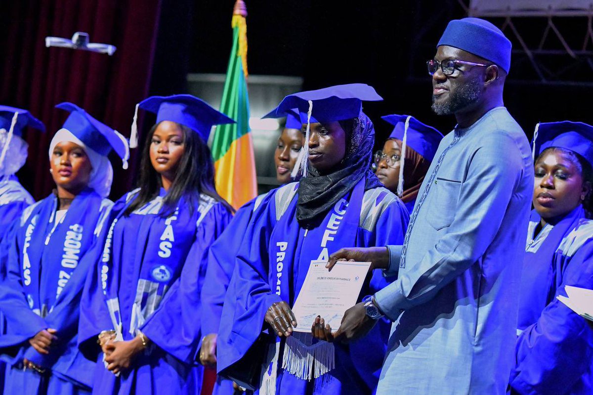 assembleesn's tweet photo. Formation professionnelle : le Président El Malick Ndiaye appelle à une réforme structurelle pour mieux préparer la jeunesse aux défis de demain

Le Président El Malick Ndiaye a présidé, ce samedi 4 juillet à Dakar, en qualité d'invité d'honneur, la cérémonie de remise de diplômes du Centre de Formation Africain du Sénégal (CEFAS), organisée sous le haut patronage du Président de l'Assemblée nationale, Monsieur Ousmane Sonko. 

S'adressant aux diplômés, aux autorités, aux partenaires et aux acteurs du secteur de l'éducation, le Président El Malick Ndiaye a salué le travail accompli par le Directeur général du CEFAS, le Dr Vieux Thiane, ainsi que l'ensemble de son équipe, dont il a magnifié l'engagement constant en faveur du renforcement des compétences des jeunes Sénégalais et africains.

Dans son intervention, il a félicité les nouveaux lauréats, rappelant que leur diplôme constitue bien plus qu'une simple reconnaissance académique. Selon lui, il récompense des années d'efforts, de discipline et de sacrifices, tout en attestant de compétences acquises dans des secteurs à forte valeur ajoutée tels que la santé, le management, le transport et la logistique, les ressources humaines, la banque, la finance, le marketing ou encore la communication.

Insistant sur les profondes mutations économiques en cours, marquées notamment par la révolution numérique, la transition écologique et l'intégration économique africaine, il a souligné que ces formations représentent un véritable atout pour l'insertion professionnelle des jeunes et la compétitivité de l'économie nationale.

Le Président El Malick Ndiaye a ensuite formulé plusieurs recommandations destinées à renforcer durablement le système national de formation. Il a appelé les pouvoirs publics à ériger la formation professionnelle en priorité nationale, à poursuivre les investissements dans les infrastructures de formation sur l'ensemble du territoire et à développer davantage de filières stratégiques dans des domaines tels que l'agriculture, la santé, le numérique, l'intelligence artificielle, les énergies renouvelables, l'économie maritime ou encore les industries de transformation.

Concluant son allocution, il a exhorté les nouveaux diplômés à faire preuve de rigueur, d'intégrité, d'esprit d'initiative et de patriotisme, estimant que l'avenir du Sénégal et de l'Afrique repose sur une jeunesse compétente, responsable et capable de transformer les défis en opportunités. 

#ansen #senegal #formation