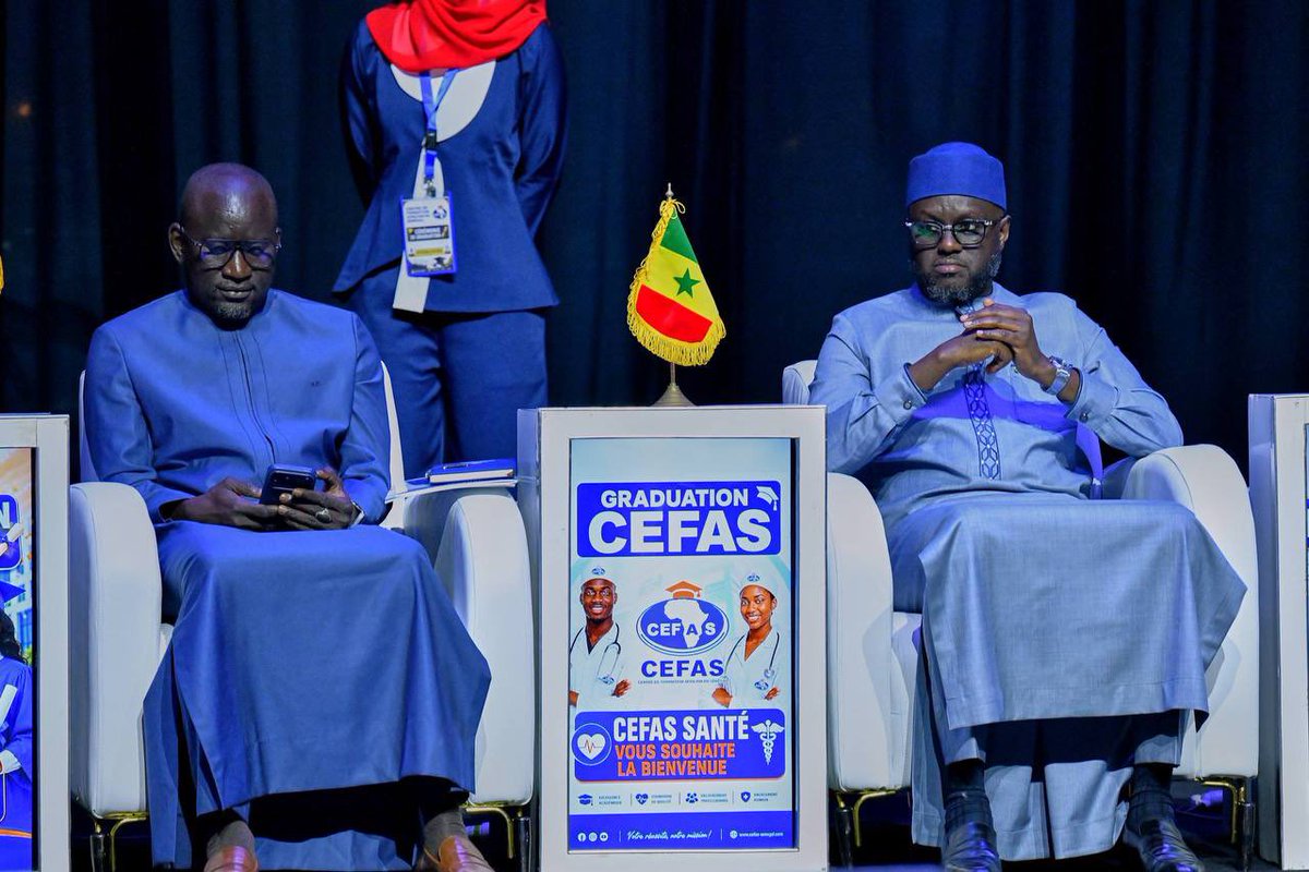 assembleesn's tweet photo. Formation professionnelle : le Président El Malick Ndiaye appelle à une réforme structurelle pour mieux préparer la jeunesse aux défis de demain

Le Président El Malick Ndiaye a présidé, ce samedi 4 juillet à Dakar, en qualité d'invité d'honneur, la cérémonie de remise de diplômes du Centre de Formation Africain du Sénégal (CEFAS), organisée sous le haut patronage du Président de l'Assemblée nationale, Monsieur Ousmane Sonko. 

S'adressant aux diplômés, aux autorités, aux partenaires et aux acteurs du secteur de l'éducation, le Président El Malick Ndiaye a salué le travail accompli par le Directeur général du CEFAS, le Dr Vieux Thiane, ainsi que l'ensemble de son équipe, dont il a magnifié l'engagement constant en faveur du renforcement des compétences des jeunes Sénégalais et africains.

Dans son intervention, il a félicité les nouveaux lauréats, rappelant que leur diplôme constitue bien plus qu'une simple reconnaissance académique. Selon lui, il récompense des années d'efforts, de discipline et de sacrifices, tout en attestant de compétences acquises dans des secteurs à forte valeur ajoutée tels que la santé, le management, le transport et la logistique, les ressources humaines, la banque, la finance, le marketing ou encore la communication.

Insistant sur les profondes mutations économiques en cours, marquées notamment par la révolution numérique, la transition écologique et l'intégration économique africaine, il a souligné que ces formations représentent un véritable atout pour l'insertion professionnelle des jeunes et la compétitivité de l'économie nationale.

Le Président El Malick Ndiaye a ensuite formulé plusieurs recommandations destinées à renforcer durablement le système national de formation. Il a appelé les pouvoirs publics à ériger la formation professionnelle en priorité nationale, à poursuivre les investissements dans les infrastructures de formation sur l'ensemble du territoire et à développer davantage de filières stratégiques dans des domaines tels que l'agriculture, la santé, le numérique, l'intelligence artificielle, les énergies renouvelables, l'économie maritime ou encore les industries de transformation.

Concluant son allocution, il a exhorté les nouveaux diplômés à faire preuve de rigueur, d'intégrité, d'esprit d'initiative et de patriotisme, estimant que l'avenir du Sénégal et de l'Afrique repose sur une jeunesse compétente, responsable et capable de transformer les défis en opportunités. 

#ansen #senegal #formation