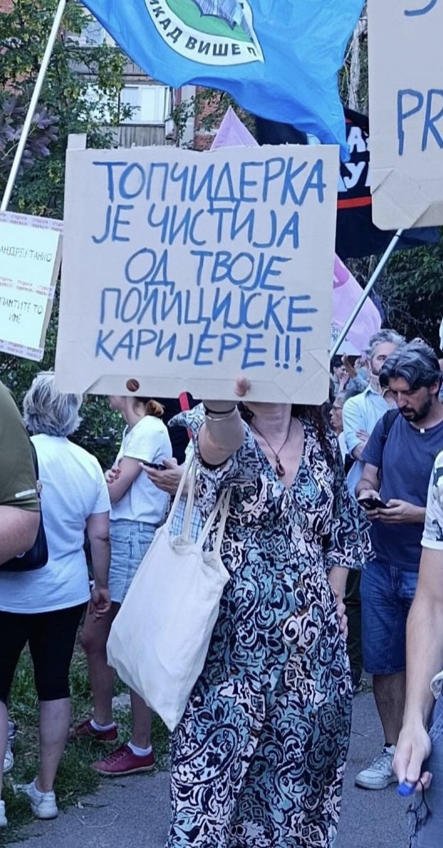 DrugaSrbijaBis's tweet photo. Две недеље U збораши позивају на скуп у Раковици код полицијске станице.
Из целог града није им дошло више од 100 људи.
Међутим сви крију фаце овим транспарентима.
Па зашто?
Где бежииите?
Чега вас је блам?

Што би рекли у "Лепа села, лепо горе"

"Тек ће да ти буде жаоооо" https://t.co/vTxjIZOlBs