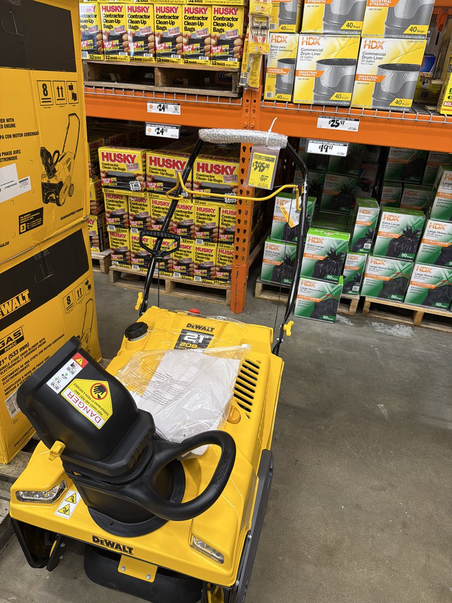 Yilly___'s tweet photo. #YMMV dewalt snow blower #chicagoRidgeIL #homedepot 

Electric Start is slightly more but not a bad deal.  They had a few boxes left. https://t.co/YekxsmU46J