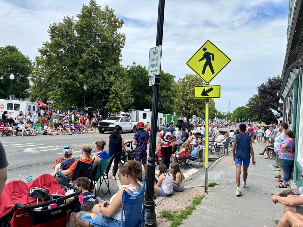 Pat77432407's tweet photo. LA PETITE VILLE DE PLATTSBURGH ET SES 19 000 CITOYENS EN ATTENTE DE LA PARADE DU 4 JUILLET

Plus de 50 chars allégoriques, camions de pompiers, voitures de course et troupes de danse défileront selon la ville. https://t.co/VJsURhssQG