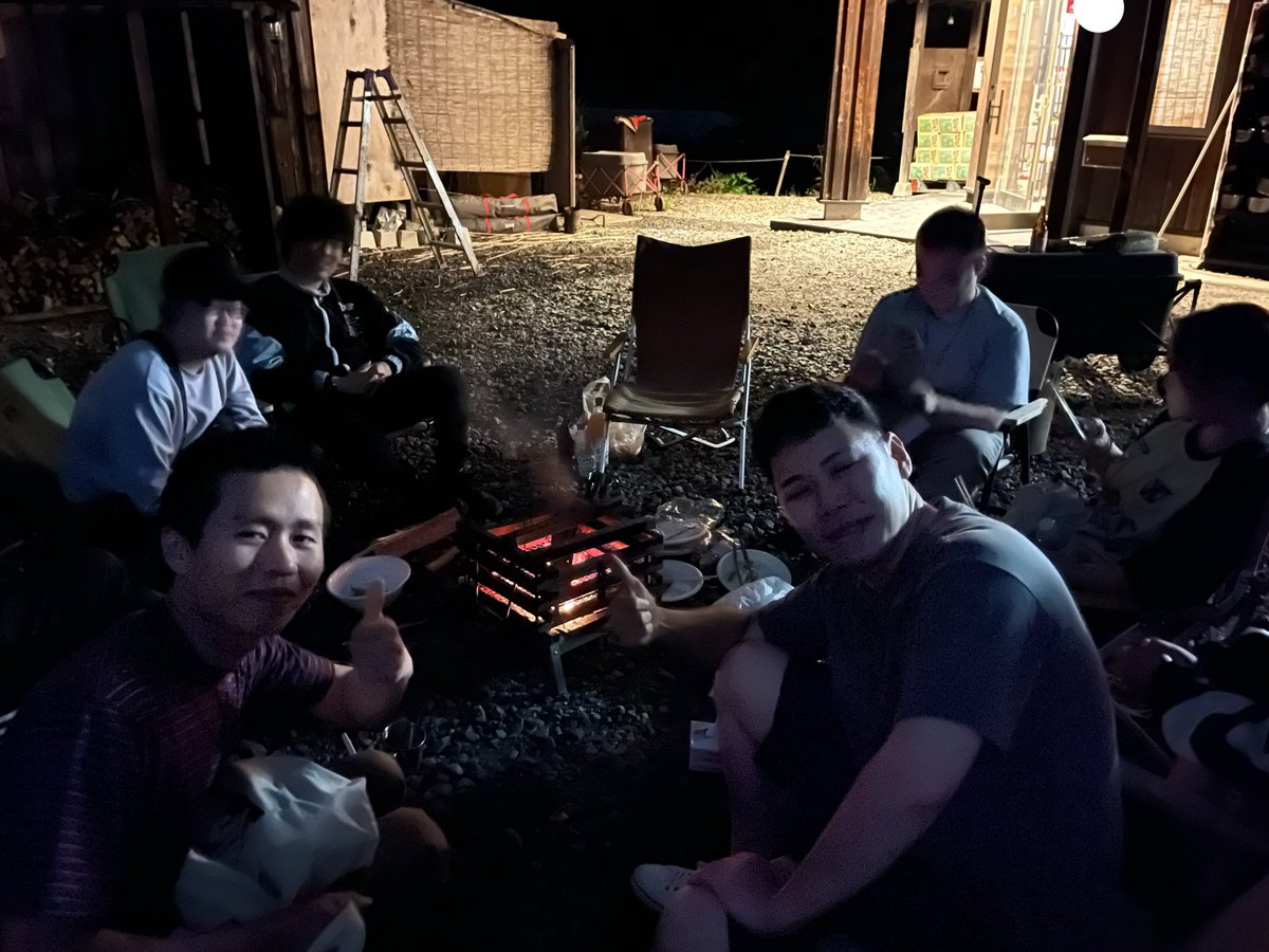 Araragi_SHULK's tweet photo. りゅーおーメンバーキャンプ🐒
🐟🍨🍜全部うますぎましたコレ
最悪でも0:30に抜ける予定だったけど、りゅーおーさん＆酸素さんとのスマブラがオモロすぎて2時になってしまった
帰る前Raitoさんいたので挨拶📸
主催にも鯖主にも感謝🙏
8時から仕事なので歯磨いて寝ます
現実はスグそこまで迫っている… https://t.co/CduYTAUJuE