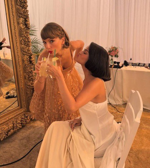 TSUpdating's tweet photo. Taylor wore gold to Selena’s wedding, and Selena wore gold to Taylor’s 🥹❤️ https://t.co/iRWhqdCFZT