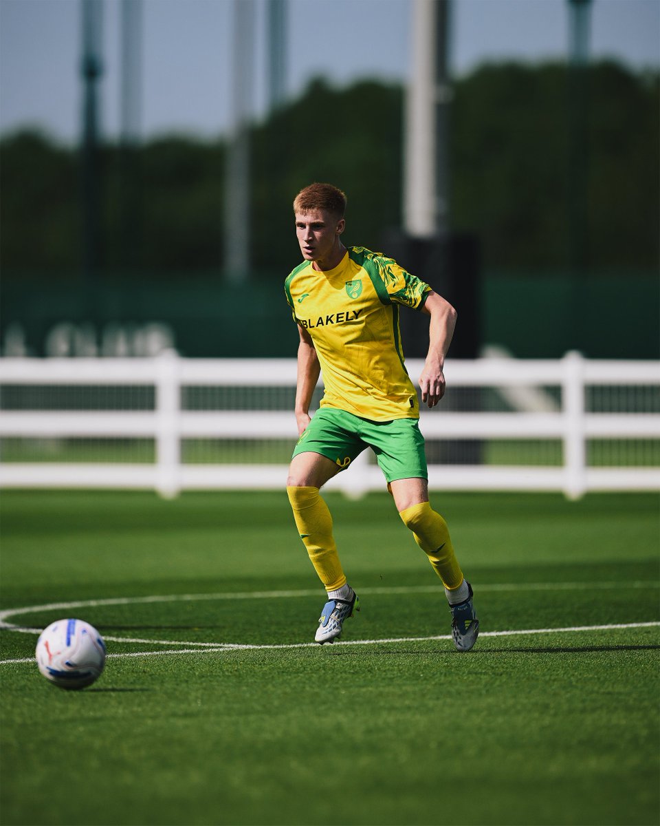NorwichCityAcad's tweet photo. Valuable experience with the first team 🤝 https://t.co/NQy6fkmcnQ
