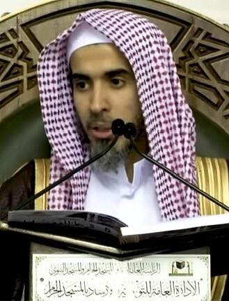 sahiha12's tweet photo. **بماذا أوصى سماحة الشيخ ابن جبرين طلابه في آخر درس له..

حدثني الصاحب الكريم والشيخ الفاضل ( @AK_NF_SM_1 ) أن الشيخ عبدالله بن جبرين في آخر درس له في شرح الزركشي فَتح الله عليه في النُصح العام للطلاب، ومن ضمن ما نصحهم وأوصاهم به تدريس العلم وأن من لم يُدرّس وهو في سن العشرين والثلاثين سيتعب في التدريس بعد ذلك!

ويُذكر أن الشيخ الفقيه عبدالسلام الشويعر كان وهو في شبابه يجمع بعض الطلاب في حي المرقب ويدرسهم أصول العلم..

فيا طالب العلم ليكن لك درس على الأقل أسبوعي تحضّر له وتفيد الناس في مسجدك أو بيتك أو في أي مكان، 
وقد سمعت شيخنا عبدالكريم الخضير يقول أن تدريس الكتاب الواحد عن قرائته أربع مرات.