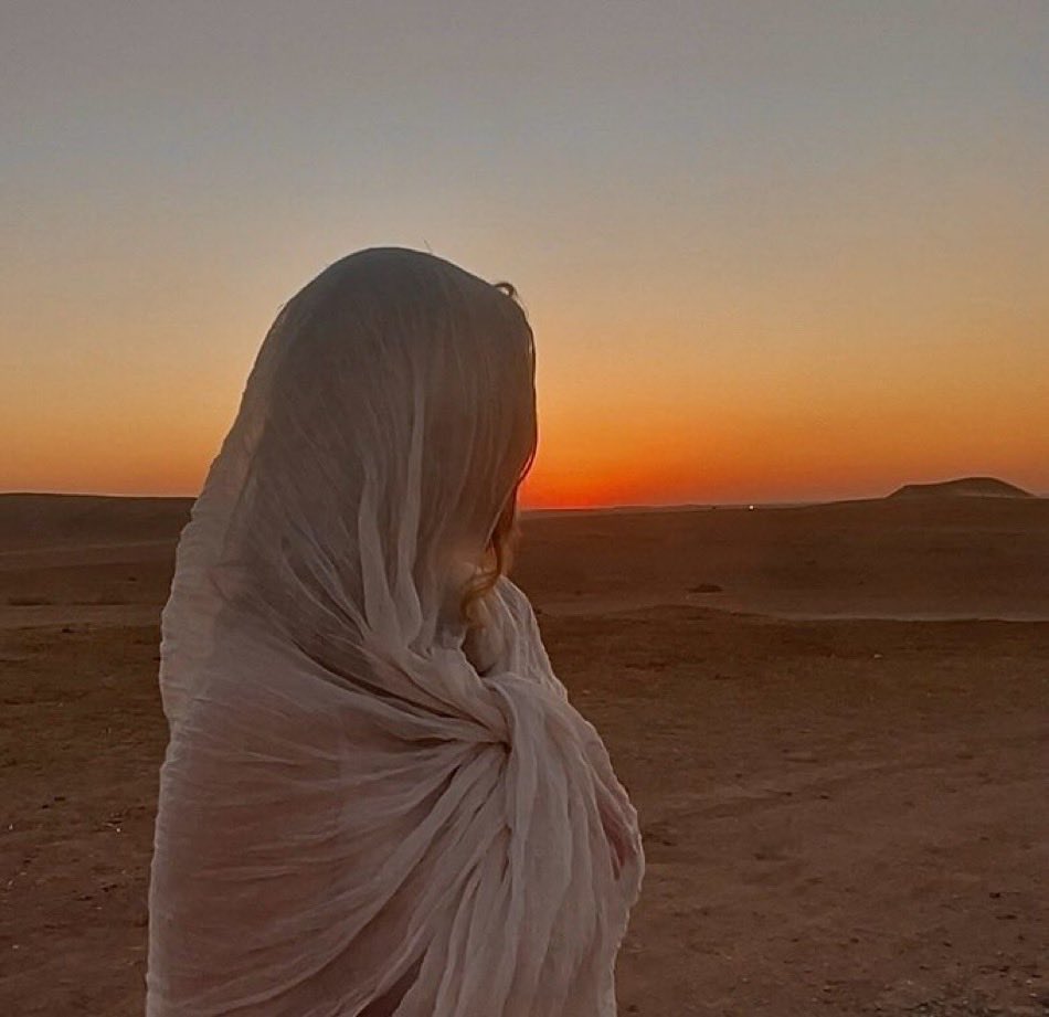 Fuzuli_hayati's tweet photo. « Ô Allah, accorde à ton serviteur égaré le chemin de ta miséricorde,
accorde-lui ta grâce, pour que ses vers puissent luire telles des lucioles dans la nuit,
accompagnant le caravansérail. »

Fuzûlî https://t.co/jHLVmjjhQW