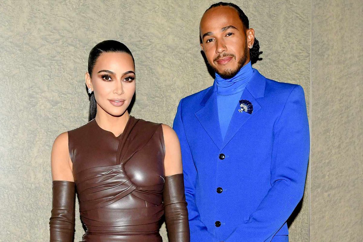 portalkardashbr's tweet photo. Pela primeira vez, Lewis Hamilton falou publicamente sobre seu relacionamento com Kim Kardashian. ❤️

Durante um evento com fãs, o piloto revelou que está muito feliz e disse que Kim tem sido uma grande fonte de apoio em sua vida, tanto pessoal quanto profissional.

Lewis contou que ela o faz um homem mais feliz e destacou a importância de ter pessoas que acreditam em você, especialmente em momentos de novos desafios na carreira.