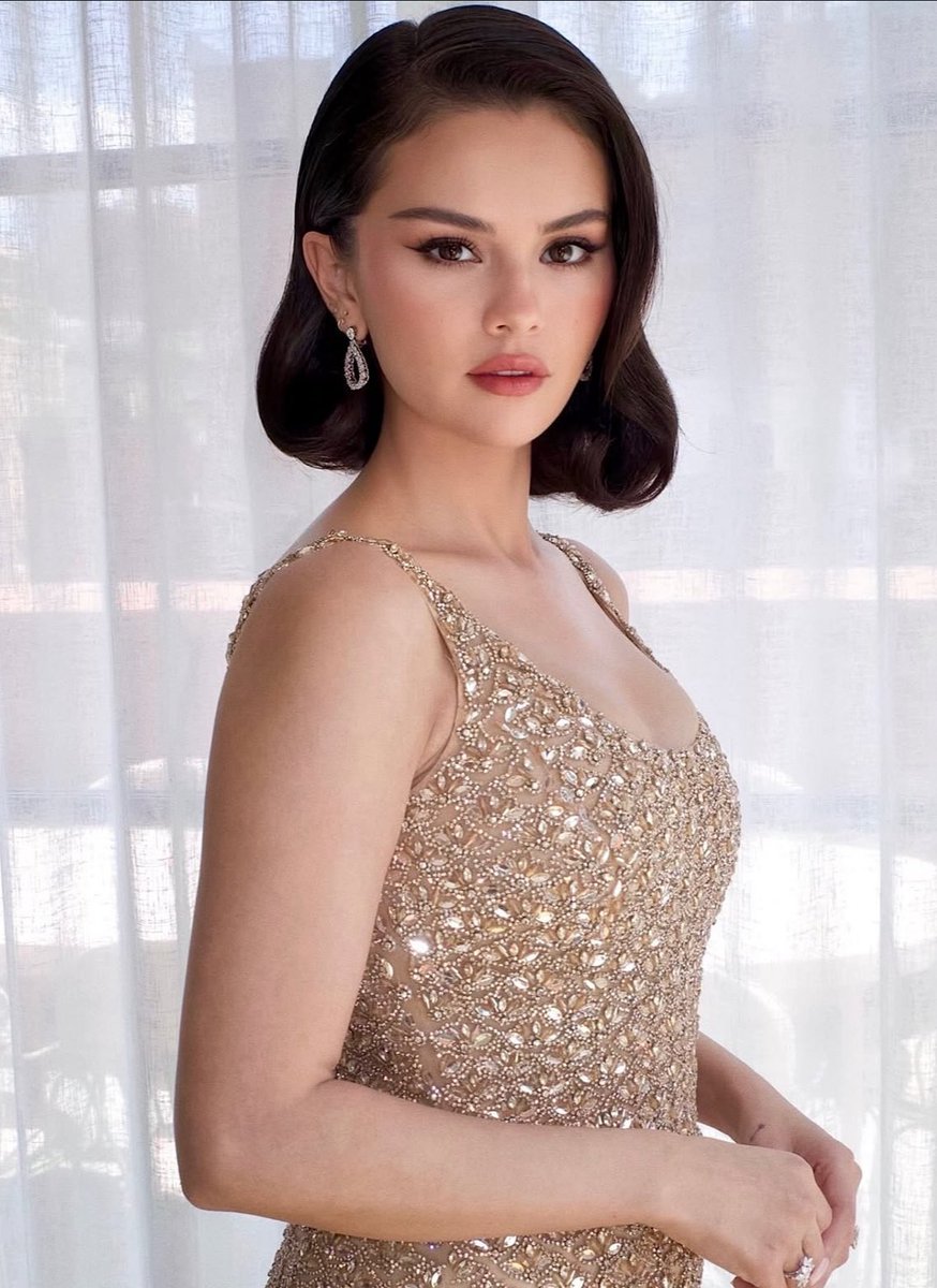 BuzzingPop's tweet photo. Selena Gomez shares her look from Taylor Swift and Travis Kelce’s wedding. https://t.co/xscKC701K8