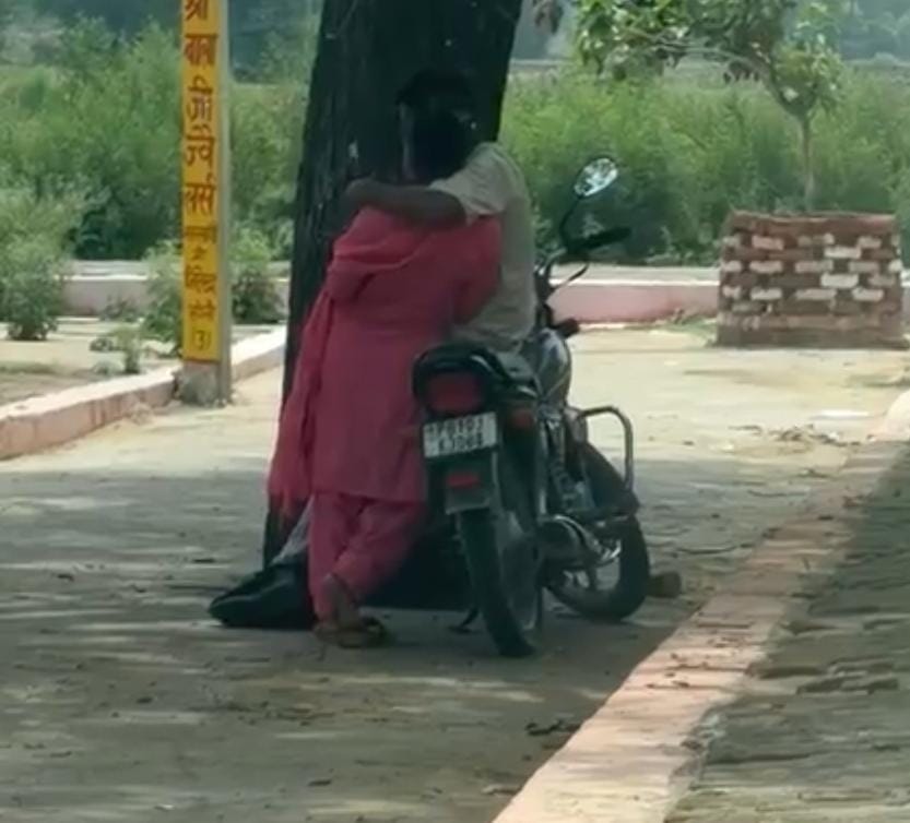 ChandgiMishra's tweet photo. बाबा सुनासीर नाथ  धाम पर मनचले आशिकों की आए दिन लगी रहती भीड़ कमेटी और प्रशासन आंख मूंद कर अत्याचारों पर पर्दा डाल रहा सिद्ध स्थान की मर्यादा को किया जा रहा तार तार भले परिवार की महिलाएं दर्शन करने के लिए कतराने लगी श्रद्धालुओं ने महिला पुरुष आरक्षी की ड्यूटी लगाने की मांग की है https://t.co/aNpuEqzICf