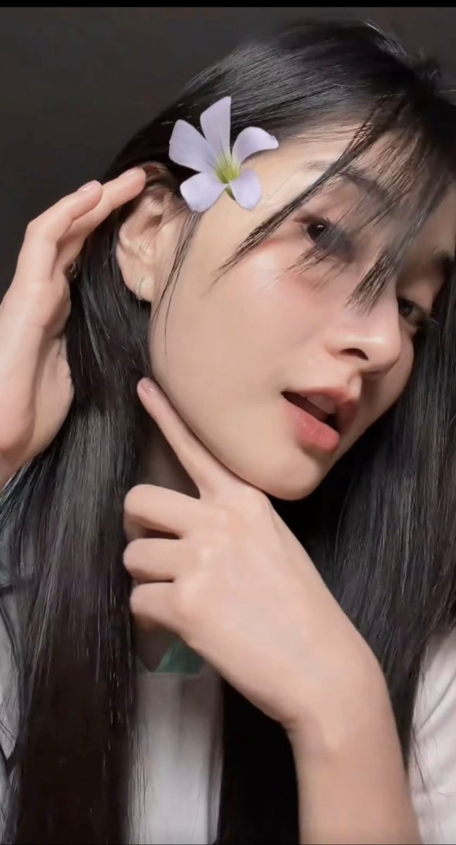 r5BS7hiQBS36761's tweet photo. 当心，别被Mable的下颚线划伤
ระวังเส้นกราม Mable จะบาดนะ
Beware Mable’s sharp jawline
🤍🤪🤏🏻
#mable_siriwalee 
#mable https://t.co/USnWYifzSY