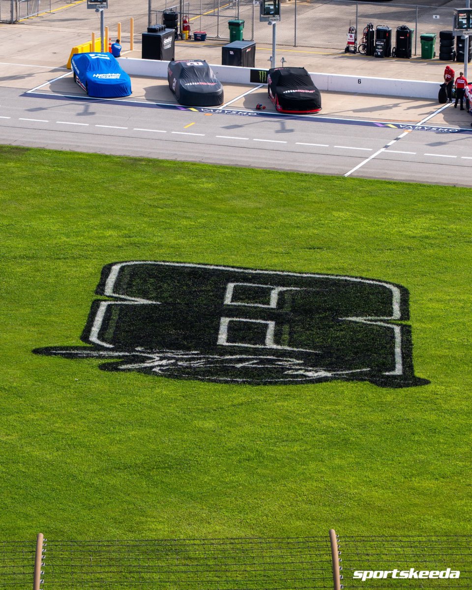 NASCARatSK's tweet photo. Kyle Busch's tribute at Chicagoland 🙏

📸: Chicagoland https://t.co/szyejPYJVw