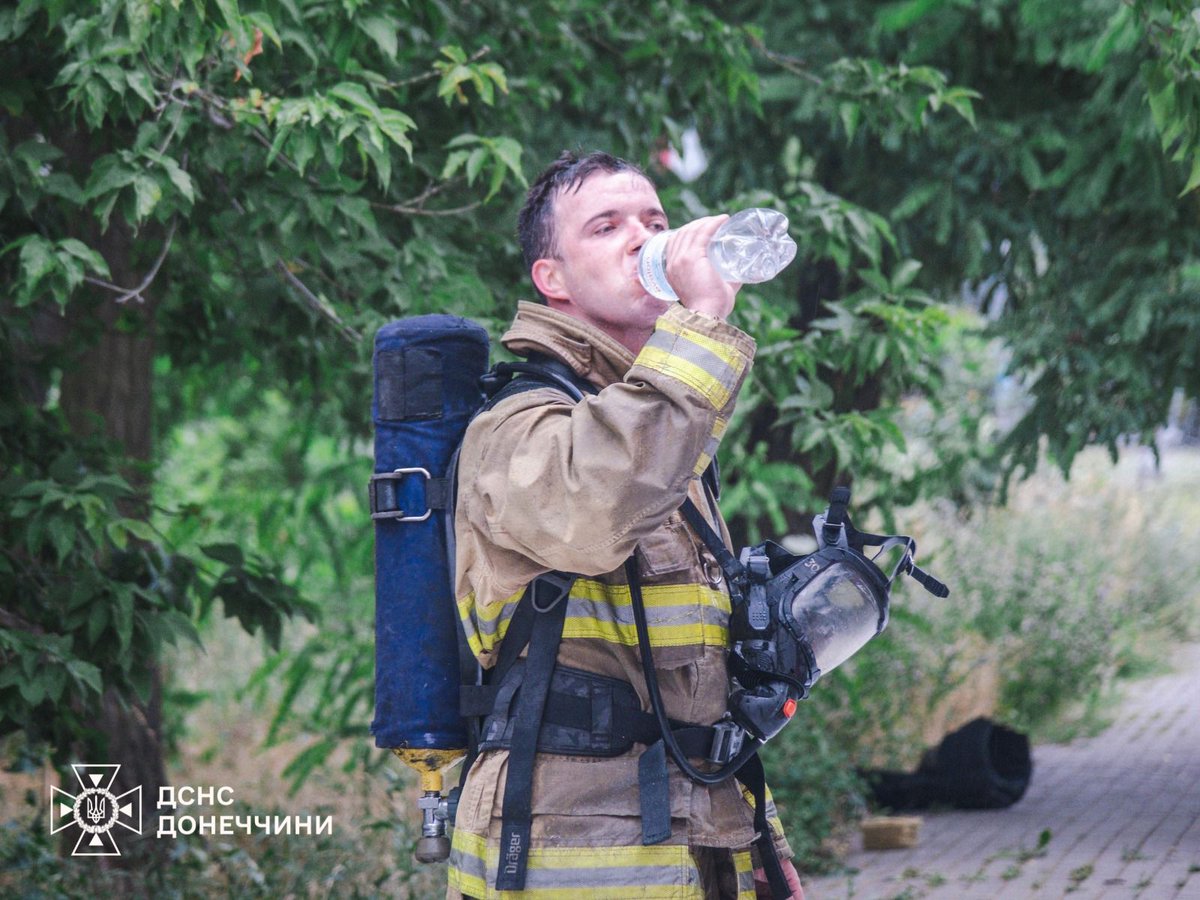 SESU_UA's tweet photo. Авіаудар по Краматорську: попередньо, щонайменше 5 людей постраждали, серед них — дитина!
Під російським ударом опинився торговельний заклад, виникла масштабна пожежа.
Попри смертельну небезпеку, вогнеборці ліквідували займання на площі 1300 кв.м. https://t.co/kkQA8yCN1p