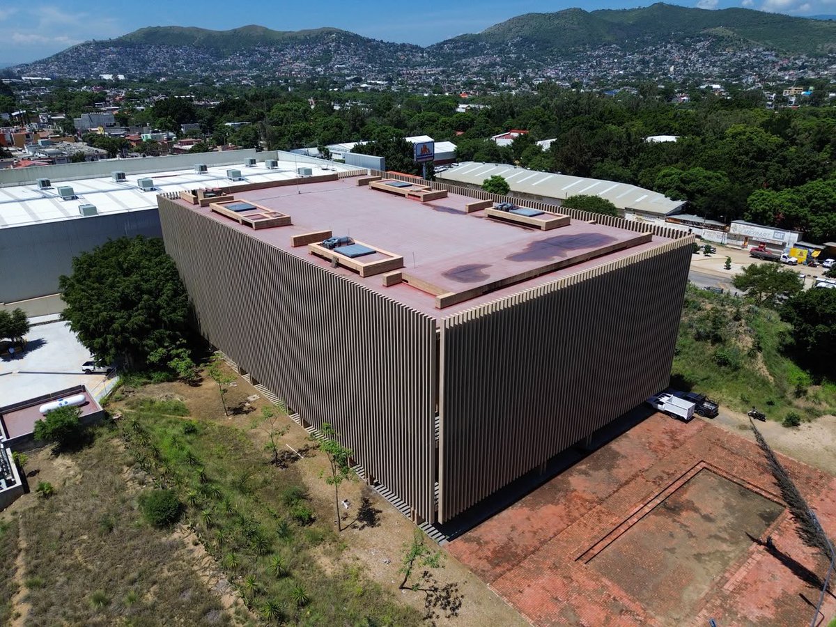 salomonj's tweet photo. Como parte de nuestra jornada, visitamos diferentes espacios de la ciudad, entre ellos el Teatro Álvaro Carrillo, para revisar sus condiciones y evaluar las acciones que permitan recuperar este importante recinto. 🙌🏽

Queremos que vuelva a ser un punto de encuentro para nuestras y nuestros artistas, así como para las familias oaxaqueñas que disfrutan de la cultura.