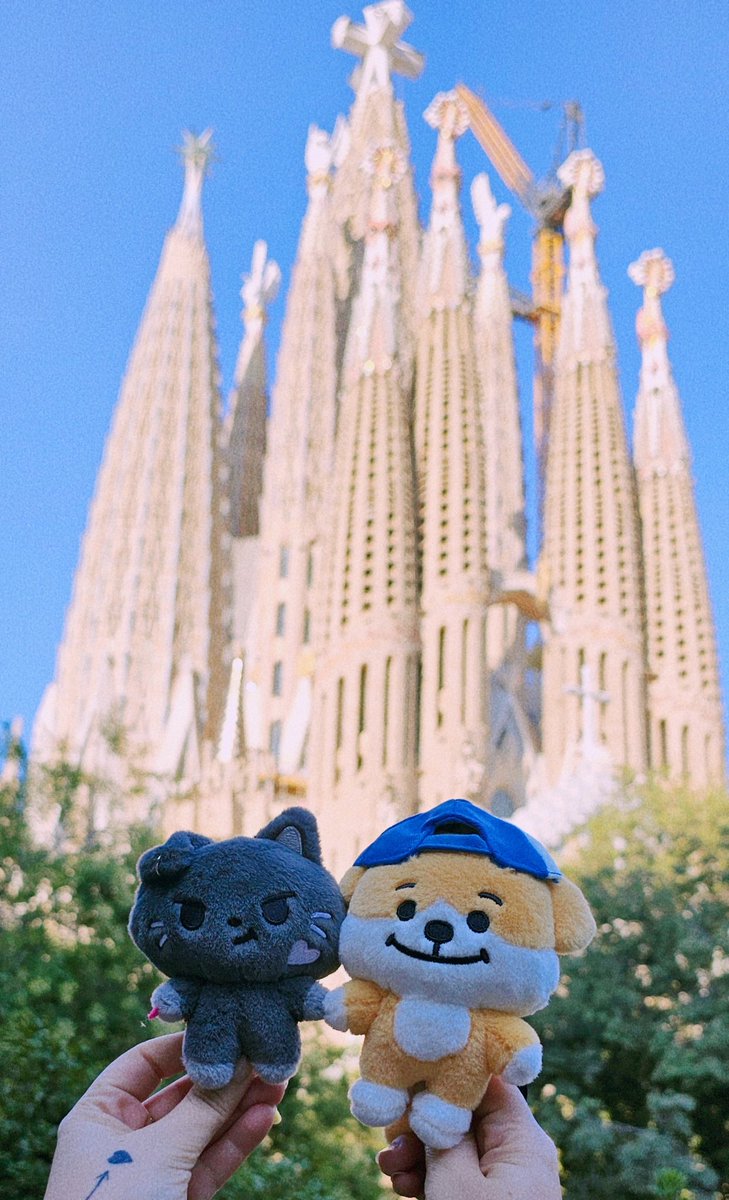 ENgibisart's tweet photo. Doing some early sightseeing before @ENHYPEN comes to Barcelona for @koreanpowerkpop Music Bank🇪🇸🤣 NoxStar and Jakey approved Casa Batlló and La Sagrada Familia! 👍🏻 https://t.co/SjyHYuzMEp
