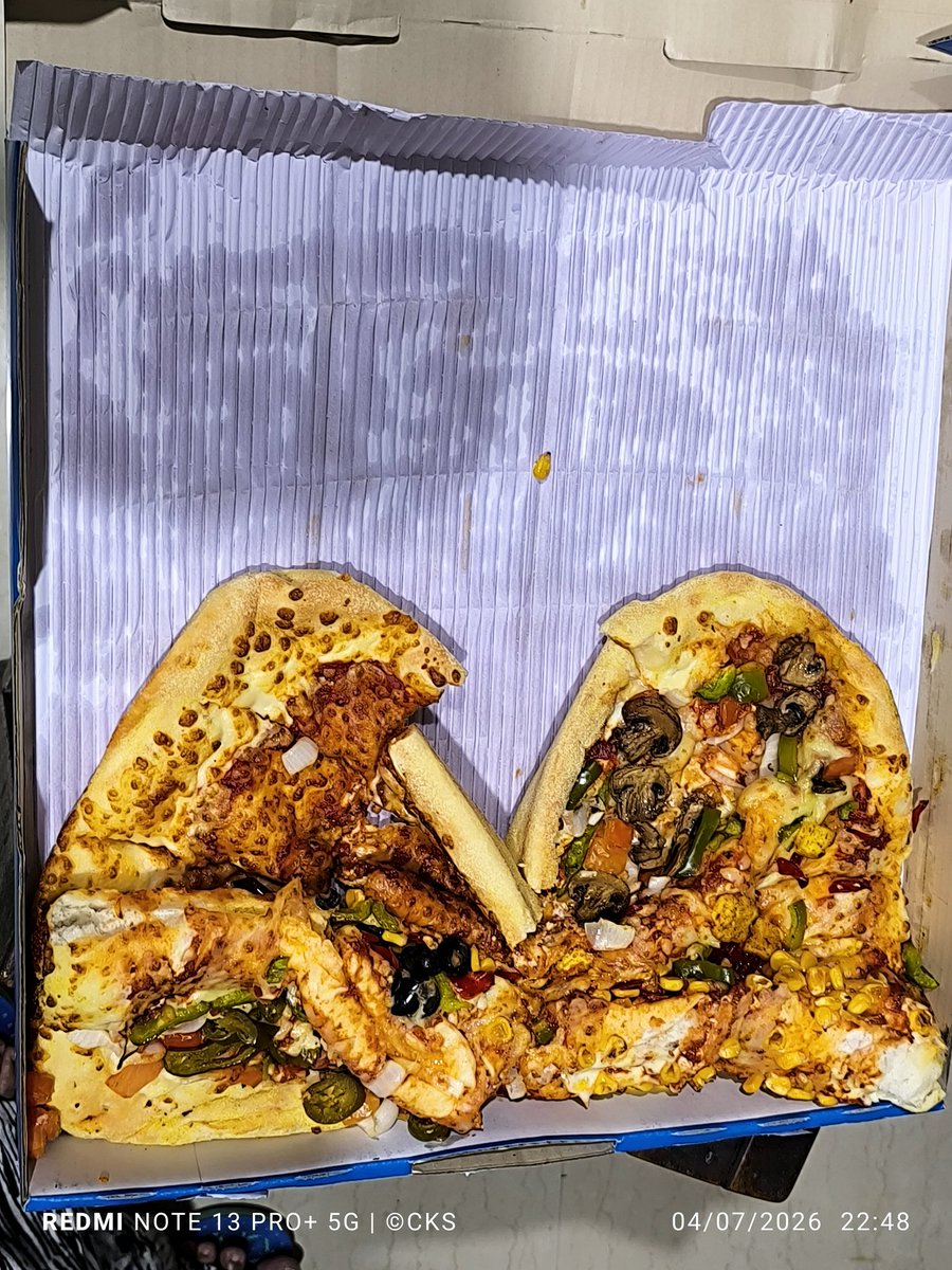 cksaxena's tweet photo. Utterly disappointed with @dominos_india Pizza delivered vertically &amp; damaged without table. Took 1 hour, &amp; #CustomerService said-"I'll try."  Unacceptable #foodhandling &amp;  #service. Pl investigate, issue refund &amp; ensure delivery staff r properly equipped. #Dominos #FoodDelivery https://t.co/E2rEMISUOq