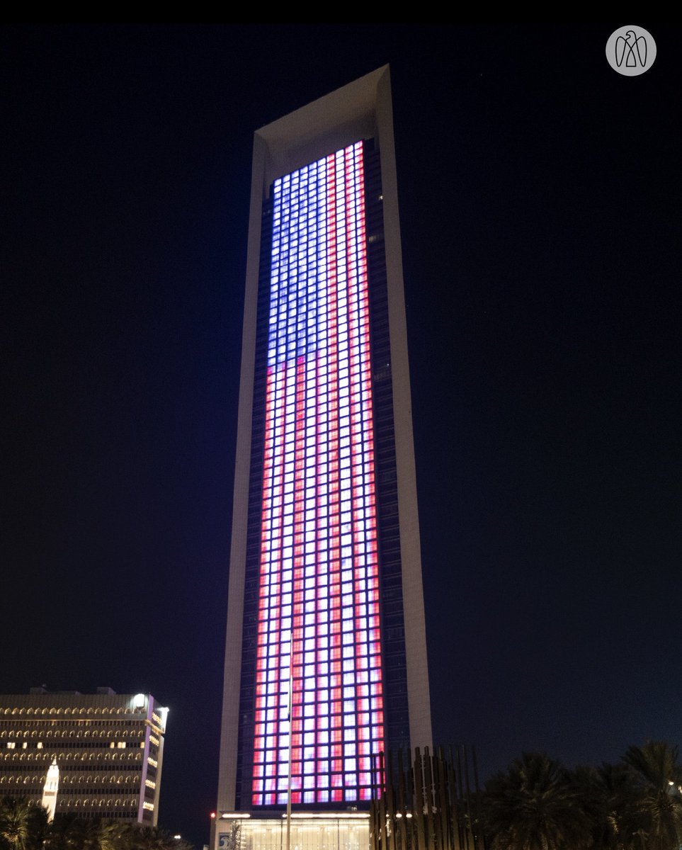 ADMediaOffice's tweet photo. مبنى أدنوك في #أبوظبي يضيء بألوان علم أمريكا احتفاءً بيوم استقلال الولايات المتحدة الأمريكية. https://t.co/XADkkpc7vv