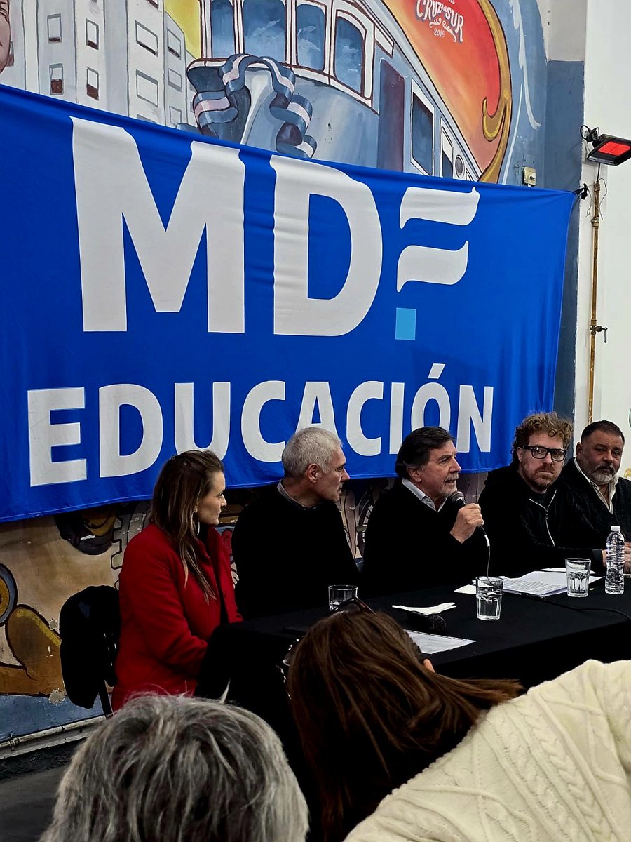 Profperonistas's tweet photo. ➡️En📍Berisso, junto a @AlbertoSileoni, @fabiancagliardi y demás compañer@s, participamos de un nuevo encuentro de @MDFEducacion.
Debatimos e intercambiamos ideas para seguir aportando a una propuesta educativa en clave federal.
Convencid@s hay otro camino y es con @Kicillofok. https://t.co/vhr1WJcYHJ