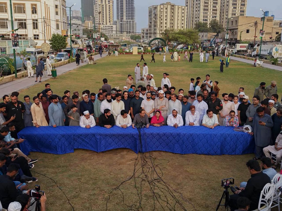 baksher_boto321's tweet photo. #ہمارا_بدلتا_کراچی 
یہ روشنیوں سے مزین پارک،یہ سرسبز مقامات صرف #کراچی کی ظاہری خوبصورتی کی عکاسی نہیں بلکہ اس بات کی علامت ہیں کہ  اب وہشت و خوف کے بت مسمار ہوچکے۔ یہ پارک ایک بار پھر سے عوام سے بھرے ہونگے، یہاں رونقیں ،خوشحالی،محبت ہوگی  یہ #جیالوں_کا_کراچی ہے۔ https://t.co/tzTMTXhQP2