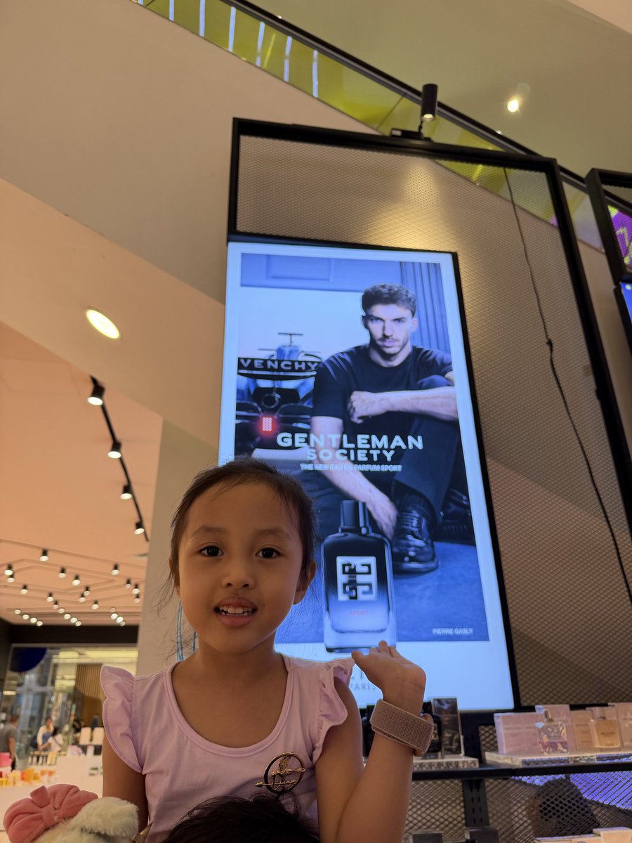 sosweet_27's tweet photo. @PierreGASLY fan from PH! 💕 Too shocked to see Pierre at the mall and not on the race track 😅 (Thanks Dad for the lift!) https://t.co/oJhxSd7bEb